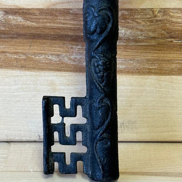 Decorative Black Wrought Iron Key Bottle Opener Veritas In Vino 6" - Picture 2 of 7